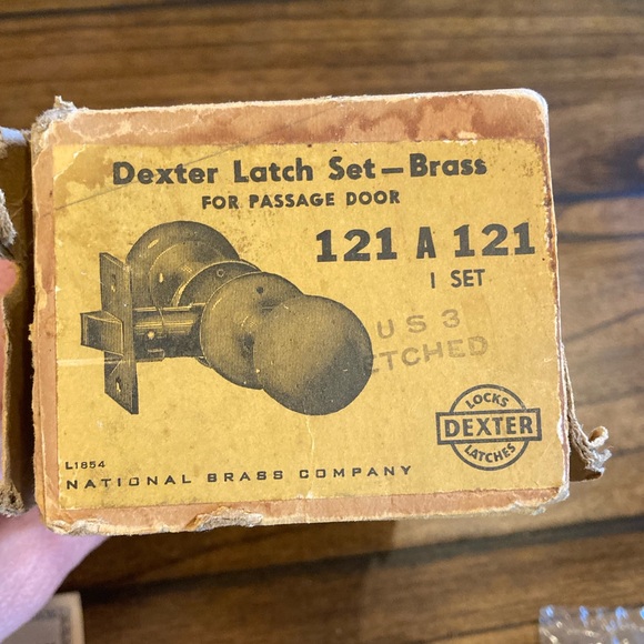 Vintage 1940s Dexter Etched Brass Latch Set 121 A 121 NOS - Picture 2 of 11